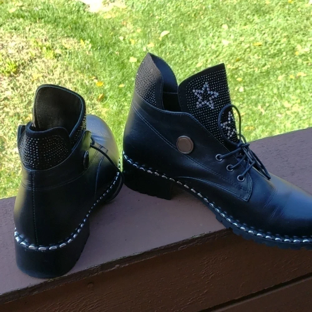 𝅺black leather short booties.